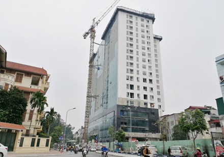 Giữ nguyên tháp cẩu để phá dỡ giai đoạn 2 nhà 8B Lê Trực