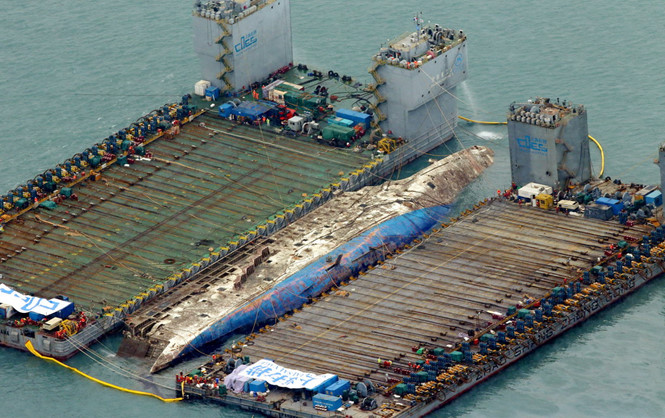 Phà Sewol được trục vớt lên mặt nước ngày 23/3