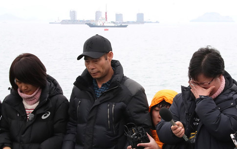 Gia đình các nạn nhân nức nở chứng kiến cảnh trục vớt phà Sewol 