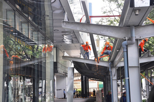 Ông Hải quyết dỡ mái che &quot;khủng&quot; của tòa nhà Saigon Centre chiếm vỉa hè