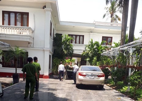 Cơ quan công an đang khám xét nhà bà Phấn.  