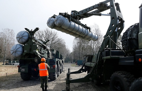 S-400 Triumph là thế hệ tên lửa chiến thuật hiện đại nhất của Nga và cũng là một trong những loại tổ hợp tên lửa phòng không hiện đại nhất thế giới hiện nay. Nó là thứ vũ khí phòng không được rất nhiều nước thèm muốn. S-400 được phát triển và cải tiến từ hệ thống tên lửa phòng không S-200 và S-300. NATO gọi S-400 của Nga bằng cái tên SA-21 Growler.
