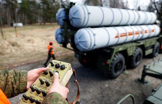 Một trong những đặc tính khiến S-400 trở thành hệ thống tên lửa độc nhất vô nhị trên thế giới là nó có khả năng cùng lúc giám sát 300 mục tiêu khác nhau và bắn hạ 36 mục tiêu chỉ bằng một lần phóng. Chính vì tính hiệu quả của S-400 nên Nga đã cho triển khai các hệ thống tên lửa phòng không này ở Moscow để bảo vệ thủ đô.