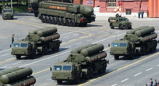 Sau Trung Quốc, đến lượt Ấn Độ cũng đã trở thành khách hàng mua S-400 của Nga. Moscow và New Delhi đã ký hợp đồng mua bán S-400 hồi tháng 10 năm ngoái. .