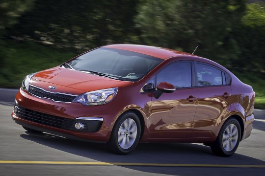Tiếp theo là một đại diện đến từ hãng xe Hàn Quốc Kia Rio với giá bán 15.060 USD (khoảng 342 triệu đồng). Xe sở hữu thiết kế mang dáng vẻ sang trọng, tinh tế và hướng tới phong cách trẻ.