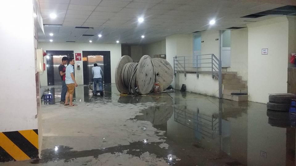 Các nhân viên tòa nhà tiến hành dọn dẹp