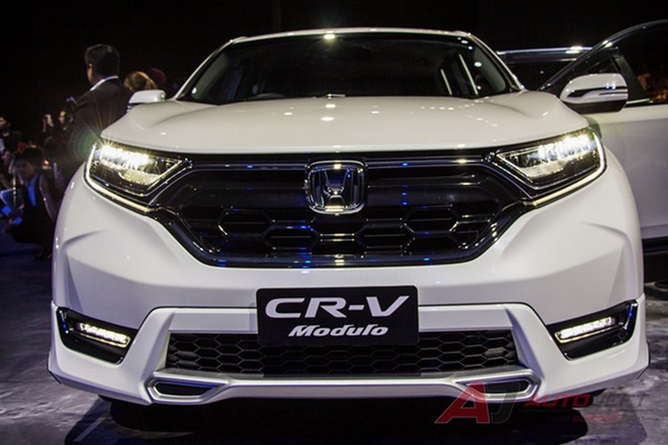 Về thiết kế tổng thể, mẫu xe Honda CR-V 2017 phiên bản 7 chỗ vừa ra mắt tại Thái Lan có diện mạo tổng thể gần như giống hệt xe từng ra mắt tại Mỹ. Mặc dù phiên bản Châu Á của mẫu xe 7 chỗ sở hữu trang bị khác hoàn toàn nhưng công nghệ an toàn không hề thua kém bản tại Mỹ.