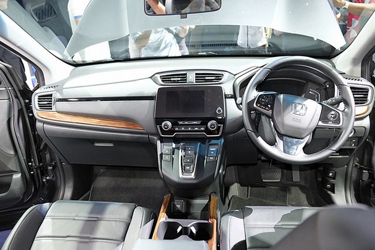 Bên trong, kiến trúc tổng thể của khoang cabin vẫn giữ phong cách quen thuộc trên phiên bản Mỹ nhưng được sắp xếp lại một số chi tiết. Cụm đồng hồ đo tốc độ điện tử có thiết kế giống Civic, vô lăng 3 chấu thể thao, đặc biệt là khu vực cần số của phiên bản cao cấp sử dụng hoàn toàn bằng nút bấm chứ không dùng cần số như các mẫu xe truyền thống.