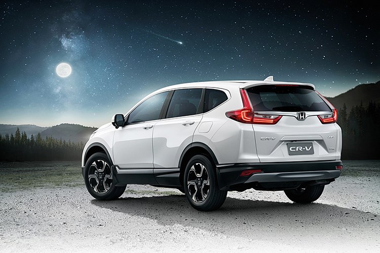 Về an toàn, CR-V 2017 có hệ thống chống bó cứng phanh ABS, phân bổ lực phanh điện tử, trợ lực phanh, cân bằng điện tử, điều hướng mô-men xoắn, camera phát hiện điểm mù và cảnh báo tình trạng buồn ngủ của người lái. Các trang bị tiêu chuẩn trên xe sẽ là đèn sương mù dạng LED, chìa khoá thông minh, nút bấm khởi động start/ stop...