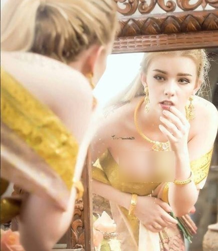 Trong bộ ảnh chào tuổi 18 của mình, hot girl Thái Lan đã khoác lên mình trang phục truyền thống của đất nước xứ Chùa Vàng có tên Phasin.