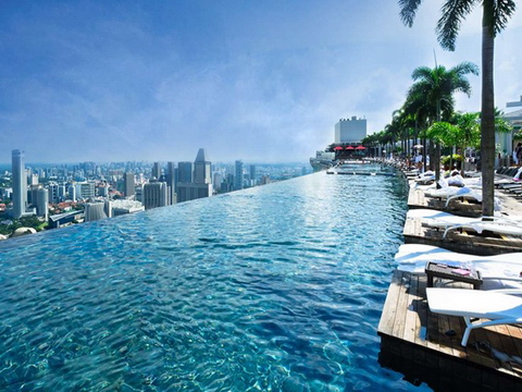 Khám phá bể bơi vô cực dài nhất thế giới