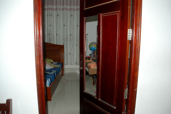 Một phần cánh cửa phòng bị đập bể.