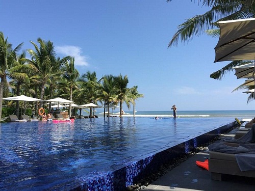 Khu nghỉ dưỡng Naman Retreat nằm trải dài hàng trăm mét trên bãi biển Đà Nẵng - 1 trong 6 bãi biển đẹp nhất hành tinh. Với tâm huyết của chủ đầu tư… Naman Retreat đã khiến du khách ngất ngây trước quy mô hoành tráng và tính nghệ thuật độc đáo chỉ sau hơn một năm xây dựng và hoàn thiện. Sở hữu 113 biệt thự và phòng khách sạn tiêu chuẩn 5 sao với lối kiến trúc độc đáo mang đậm dấu ấn của làng quê Việt, Naman Retreat là một điểm nhấn rõ rệt trong phân khúc nghỉ dưỡng sang trọng tại Đà Nẵng.