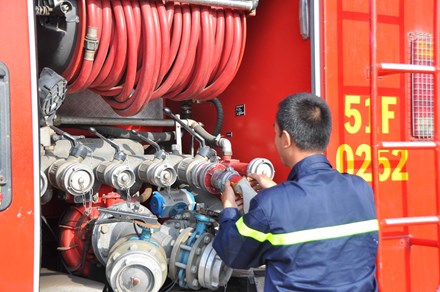 Tuy nhiên, lực lượng chữa cháy vẫn phun nước làm mát đến hôm nay.