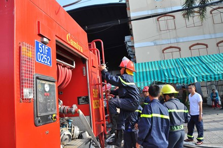 Đến hơn 0 giờ 27/3, 2 xe thang và 4 xe chữa cháy chuyên dụng của Cảnh sát PCCC TPHCM có mặt tại hiện trường tiếp ứng đến giờ đến giờ.