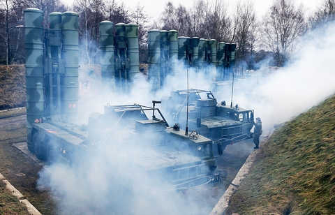 Dàn tên lửa S-400 xuất trận, phương Tây &quot;toát mồ hôi&quot;