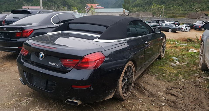 Đuôi của chiếc BMW 650i Convertible. Phần đất ở dưới khá lầy lội khiến hầu hết những chiếc xe này đều trông khá bẩn.