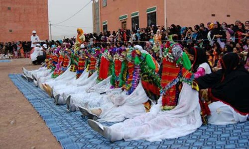 Mỗi cặp cô dâu chú rể người Berber bản địa ở Bắc Phi có thể chia sẻ phòng tân hôn cùng những cặp đôi mới cưới khác. Họ ở cùng nhau trong 5 ngày. Vào ngày cuối, người chồng sẽ tháo mạng che mặt của vợ trước sự chứng kiến của dân làng. Những tấm ga trải giường của họ trong 