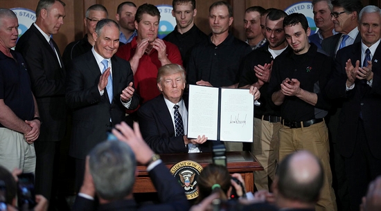 Trump phá hủy di sản của Obama bất chấp tỉ lệ ủng hộ tụt thê thảm