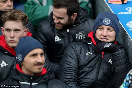 Tình cảnh trái ngược của Bastian (phải) khi còn ở Man Utd!