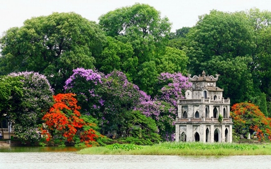 &quot;Hồ Gươm không cần bất cứ một biểu tượng nhân tạo nào&quot;