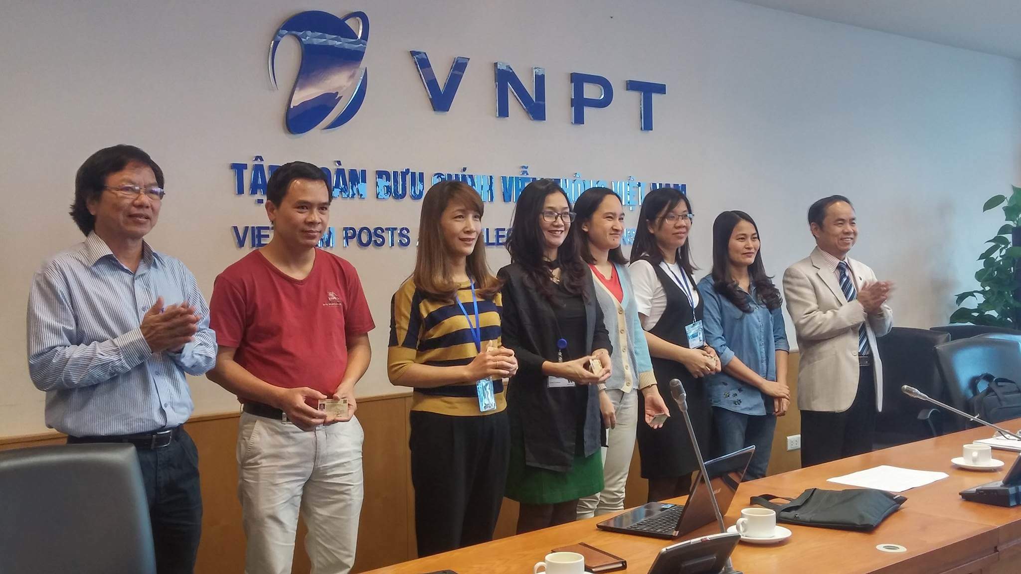 Các hội viên Báo điện tử VnMedia nhận thẻ hội viên. Ảnh:KN