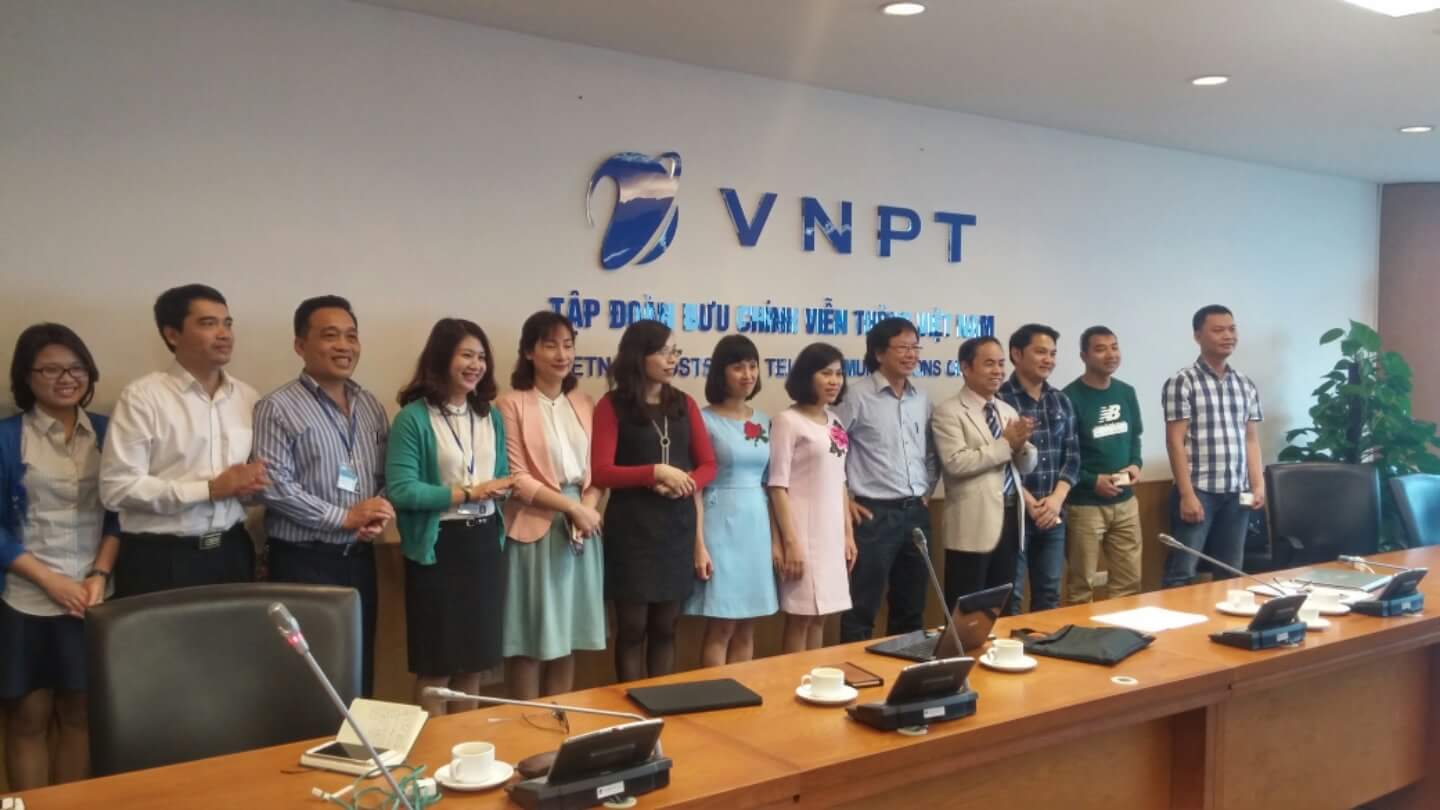 Các hội viên Chi hội Tạp chí Xã hội Thông tin nhận thẻ hội viên