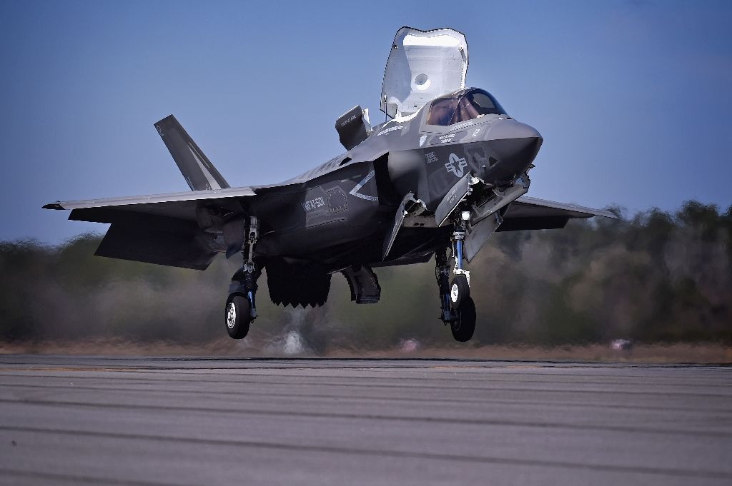 Chiến đấu cơ F-35 được thiết kế và phát triển dựa trên phiên bản máy bay X-35 trước đó. Đây là loại chiến đấu cơ tiêm kích đa năng tàng hình hiện đại và cơ động bậc nhất thế giới. Máy bay này được phát triển để thực hiện các nhiệm vụ như tấn công các mục tiêu trên mặt đất, trinh sát và phòng không.