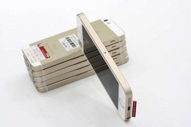 iPhone 5S khóa mạng có giá bán thấp hơn cả những chiếc smartphone phổ thông hiện nay. Ảnh: 