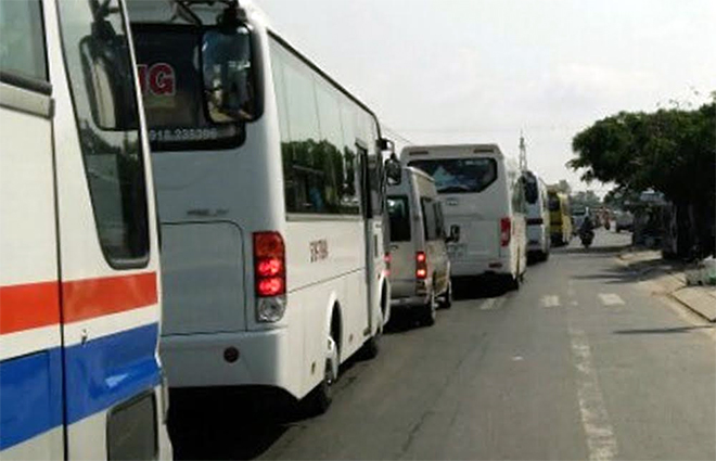 Kẹt xe kéo dài trên QL1A ở miền Tây từ rạng sáng