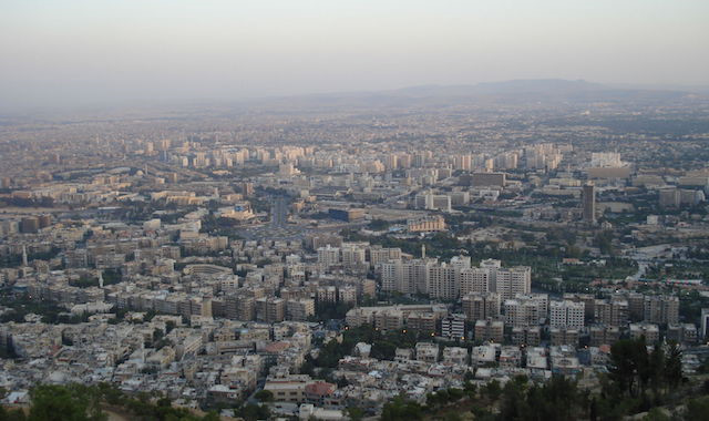 Thủ đô của Syria, Damascus cũng là thành phố lớn thứ hai của đất nước này với 2,5 triệu người. Lịch sử của thành phố này được cho là có từ 10.000-8.000 năm TCN, tuy nhiên mốc thời gian này đến nay vẫn đang bị tranh cãi. Damascus được công nhận là một trong những thành phố lâu đời nhất trên thế giới. Nằm giữa châu Phi và châu Á, thành phố có vị trí địa lý thuận lợi tại ngã tư phương Đông và phương Tây.  Từ xa xưa, Damascus là một trung tâm văn hóa, thương mại, hành chính quan trọng. Nơi đây là điểm đến cho các thương nhân và thợ thủ công ở nước ngoài. Thành phố này được đánh dấu bởi nhiều nền văn minh đã tạo ra nó như Hy Lạp, La Mã, Byzantine và Hồi giáo. Thành phố có tường bao quanh với kiến trúc cổ xưa.