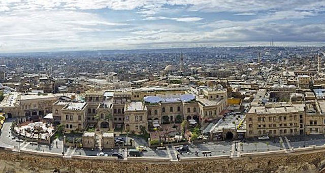 Các thành phố Aleppo là thành phố lớn nhất ở Syria là nơi sinh sống của hơn 2 triệu dân. Aleppo có một vị trí địa lý vô cùng thuận lợi, nằm ở trung tâm con đường tơ lụa nối liền châu Á với Địa Trung Hải. Thành phố này là nơi sinh sống từ 8.000 năm trước, các nhà khảo cổ học đã tìm thấy bằng chứng về sự cư trú từ 13.000 năm trước. Ở các thời đại khác nhau, Aleppo được kiểm soát bởi những người La Mã, Byzantine, Ottoman và kết quả là sự pha trộn nhiều phong cách kiến thức.
