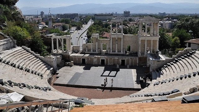 Lịch sử Plovdiv trở về 4.000 TCN, qua nhiều thế kỷ Plovdiv đã được cai trị bởi nhiều đế quốc, mặc dù ban đầu nó là một thành phố Thracian. Sau đó, thành phố này được chinh phục bởi những người La Mã. Trong thời trung cổ, Plodiv là một lãnh thổ quyến rũ, năm 1885 thành phố này đã trở thành một phần của Bulgaria và bây giờ nó là thành phố lớn thứ 2 trong cả nước và là một trung tâm kinh tế, giáo dục và văn hóa quan trọng.
