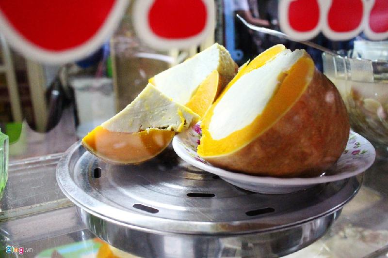 Chợ Campuchia là tên gọi dân dã của chợ Lê Hồng Phong, quận 10, nơi tập trung rất nhiều món đặc sản từ đất nước chùa tháp khó tìm ở Việt Nam như chè Campuchia, hủ tiếu ốc...
