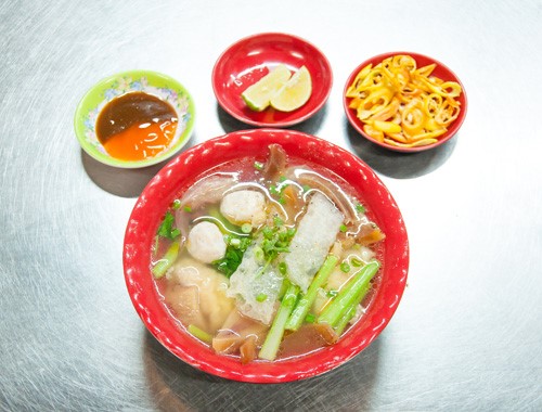 Phố sủi cảo Hà Tôn Quyền (quận 11) được xem là nơi quy tụ số lượng lớn các quán bán món ăn này. Về cơ bản, sủi cảo tại các quán có tạo hình tương đương nhau vì lấy cùng nguồn hàng sủi cảo, mực khô. Bí quyết cạnh tranh là cách nêm nếm của từng quán.