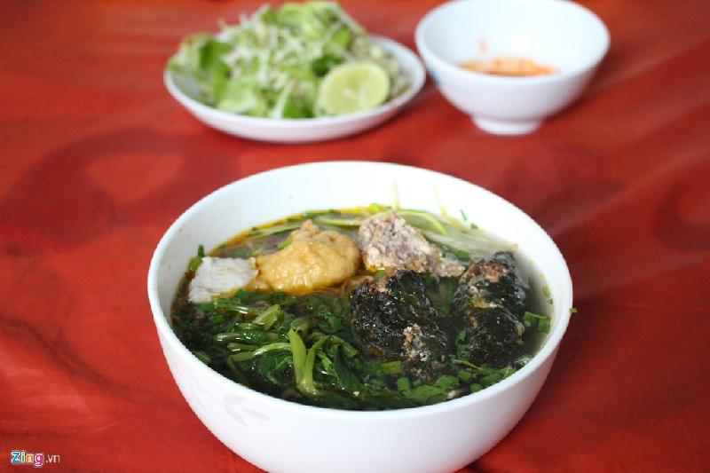 Khu ẩm thưc sân bay Tân Sơn Nhất kéo dài từ đường Hồng Hà sang Yên Thế... Bạn có thể tìm thấy món ăn của cả ba miền. Trong đó, chiếm số lượng đáng kể là các quán chuyên bán món Bắc như phở, bánh đa cua, bún đậu mắm tôm...