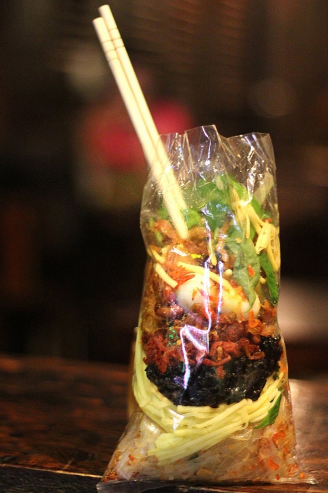 Phố bánh tráng trộn Nguyễn Thượng Hiền (quận 3) hoạt động cả ngày, song sầm uất và tấp nập nhất là từ 15h. Trên tuyến đường này có hàng chục xe, tiệm bánh tráng trộn để bạn mua và thưởng thức. Được yêu thích nhất là bánh tráng trộn chú Viên. Để mua được món ăn này tại tiệm chú Viên, bạn phải lấy số và chờ đến lượt.