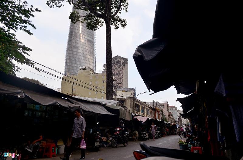 Chợ Tôn Thất Đạm cùng với chợ Nguyễn Văn Tráng và chợ Nancy (phường Cầu Kho) là 3 địa chỉ thuộc diện phải giải tỏa trắng theo chủ trương từ năm 2009 của UBND quận 1, TP.HCM. Tuy nhiên đến nay quận mới chỉ giải tỏa được chợ Nancy.