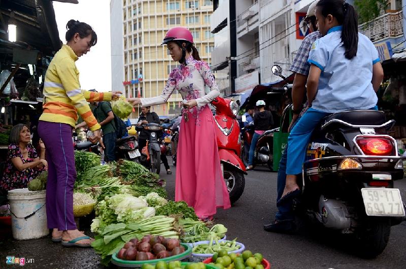 ... cảnh buôn bán lộn xộn vì các sạp hàng nằm ngay dưới lòng đường. Khách tiện đường dừng xe máy mua rau quả gây cản trở giao thông.