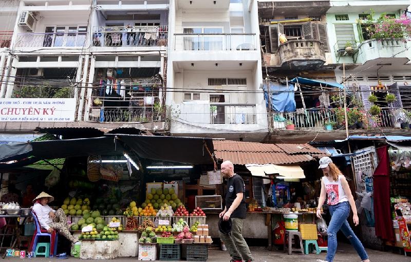 Những sạp hàng lụp xụp kéo dài gần 700 m trước dãy nhà nhà cao tầng.