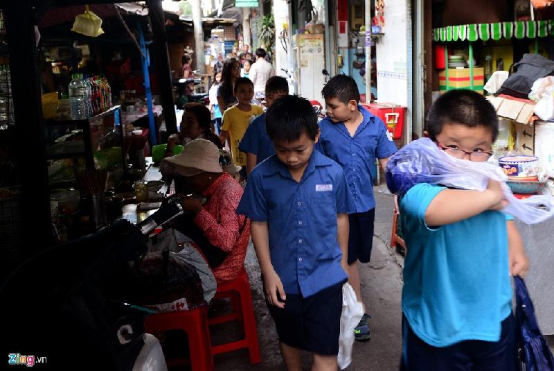 Để ra vào trường các giờ ngoại khóa, học sinh ngôi trường này phải luồn lách trên vỉa hè nhỏ hẹp với vô số chướng ngại vật.