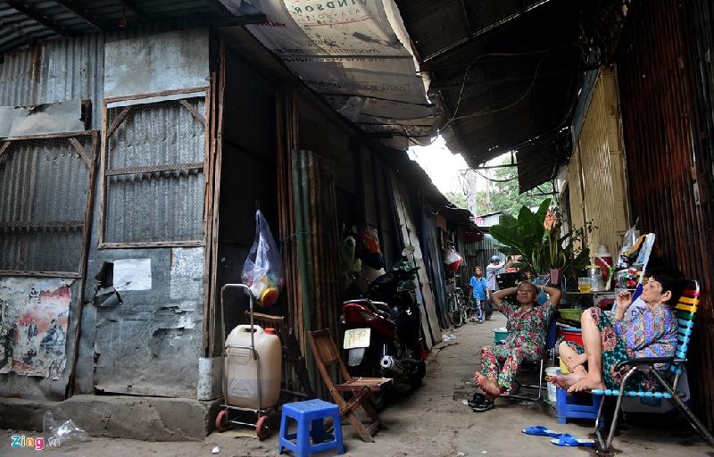 Mặt tiền các ngôi nhà hai bên tuyến đường này bị che khuất bởi những ki-ốt được làm từ tôn.