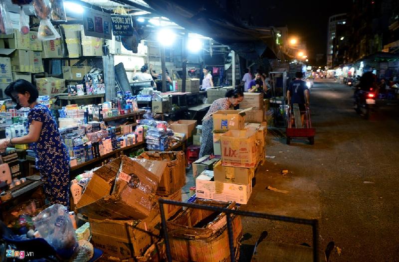 Chỉ khi các tiểu thương đóng quầy về nghỉ, sự yên tĩnh mới được trả lại cho các hộ dân sống ngay khu trung tâm này.