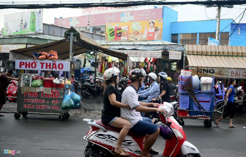 Một năm qua, quận đã xóa tình trạng này bằng việc gom những người bán rong vào một chỗ để hoạt động ban đêm. Từ 17h, các xe hàng rong bắt đầu chuyển đồ ăn, bàn ghế ra kinh doanh buôn bán.