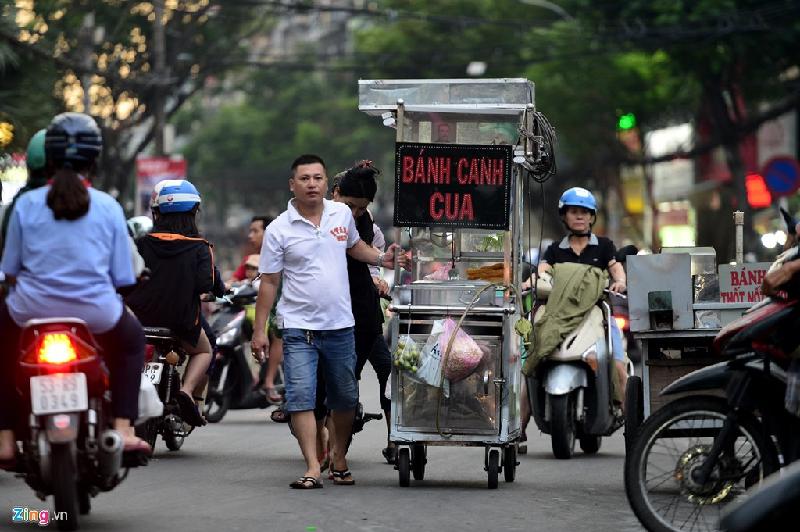 Chỉ trong vòng 30 phút, hàng chục người buôn bán nhanh chóng đẩy những chiếc xe hàng rong ở các con đường xung quanh chợ tới đây mang theo các loại đồ ăn, rau, gia vị ..., chuẩn bị cho buổi chợ.