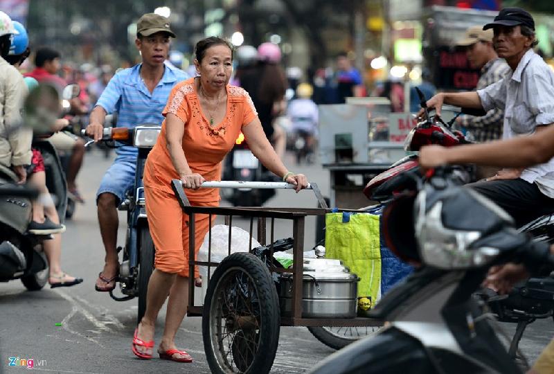 Những người này trước đây cũng buôn bán xung quanh khu vực này, nhưng địa điểm không cố định. Hàng ngày, họ đẩy xe bán dọc khu phố hoặc các điểm trường học, khu vui chơi gây nhếch nhác, mất mỹ quan đô thị.