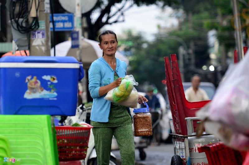 Theo Ban quản lý chợ, hiện khu tập trung hàng rong này có 20 hộ được gom về kinh doanh. Họ là những người có hoàn cảnh rất khó khăn, lao động vất vả nhưng không kiếm được là bao nhiêu tiền mỗi ngày.
