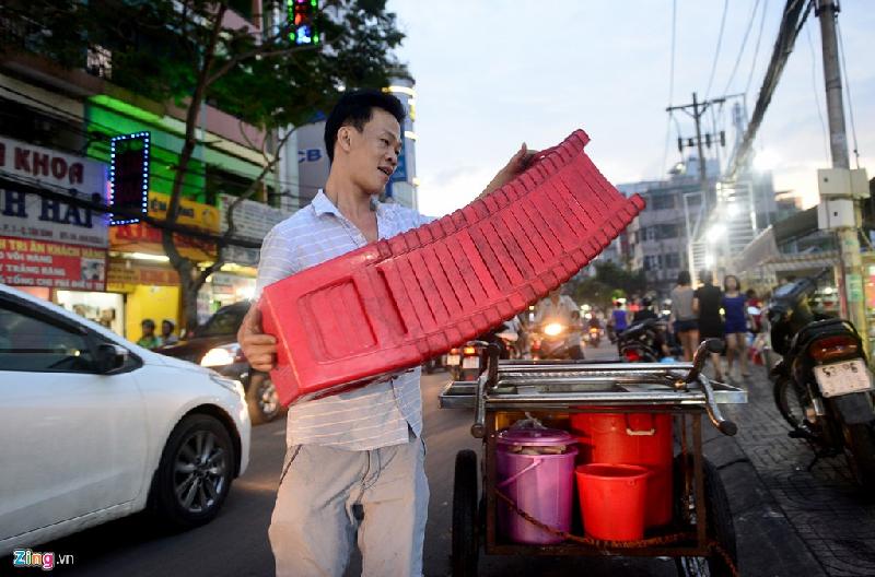 Anh Trần Ngọc Phương (ngụ đường Nguyễn Bạch, quận Tân Bình) cho biết hai vợ chồng đều từng bán hàng rong, được chuyển vào đây đã gần một năm. 