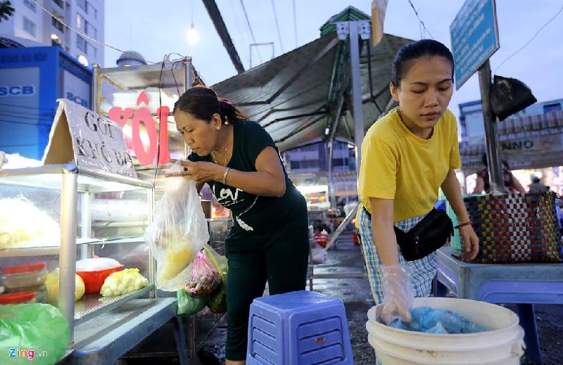 Các gian hàng hối hả bày biện đồ ăn để chuẩn bị đón khi thành phố lên đèn.