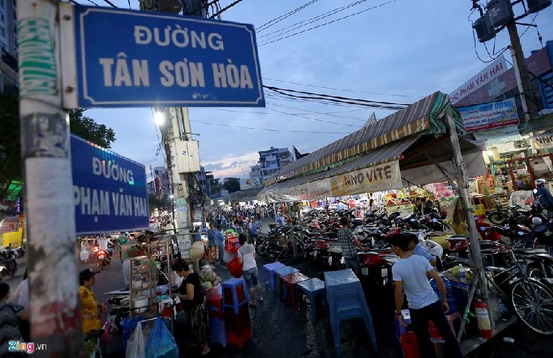 Việc bố trí các hộ buôn bán tại khu vực này được thực hiện khá quy củ. Phần vỉa hè tuyến đường dành cho người đi bộ, các gian hàng rong sắp xếp theo dọc dài phía trước mặt tiền đường Phạm Văn Hai.